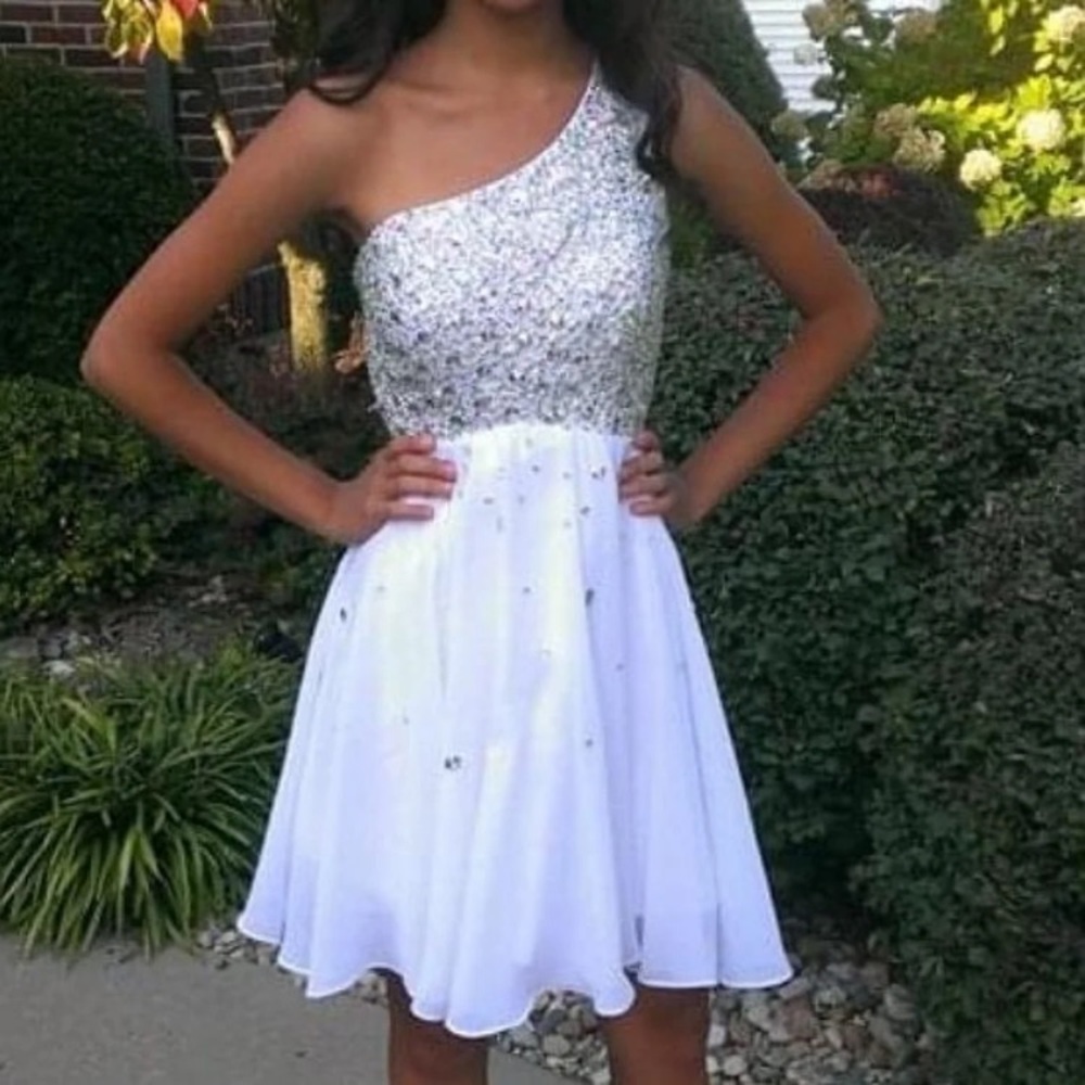 White Sparkly Homecoming Dress Size: 0